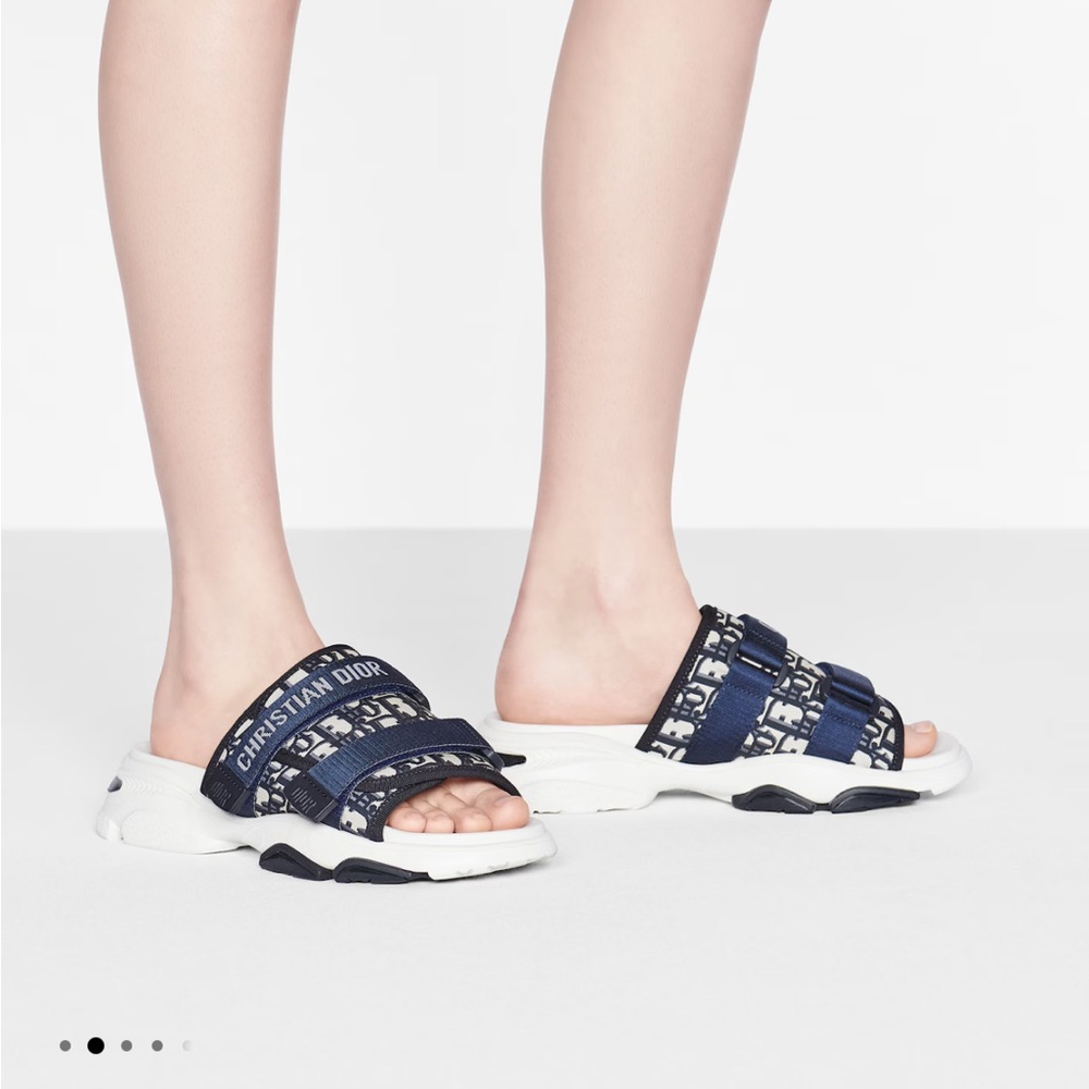 Dior Wander Slide

Deep Blue Dior Oblique Technical Fabric
Reference: KCQ351OBY